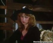 Страстныиы секс втроем на сеновале Классика