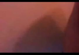 Беременная пышка садится на вибратор попой