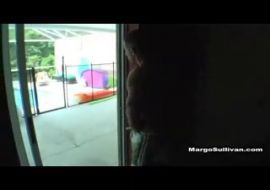Инцест.Сын засадил маме возле бассейна