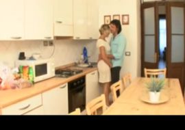 Женщина изменяет своему мужу на кухне