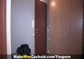 Русская жена на зло изменила при связанном муже