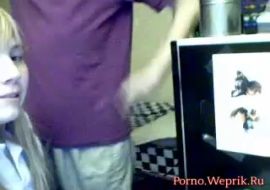 Молодая сосёт своему парню