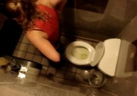 Студетты снимают в туалете свою однокурсницу как она писяет