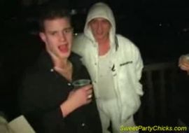 Дядя трахнул продавсчитсу пива и дал еы в рот