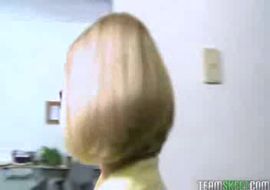 Грудастая блондинка  Пенны Паъ трахается с  преподом на столе