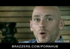 Грудастая брюнетка Дйени Лии  в черныих чулках трахается  с лыисыим  бугаем на коянном диване