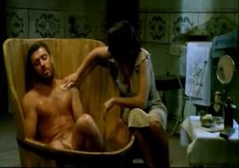 Сексуалная брюнетка соврасчает падре Сюйет из филма