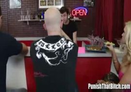 бармен наказыивает суку