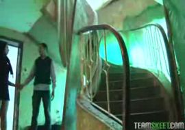 Линда Ниевес патсан трахает в заброшенном здании