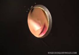 Грудастая телка мочалит член в сортире