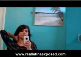 Молодая шлюшка и фотоаппарат