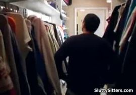 Молоденкая шлюшка работает нянеы  с папшеы в гардеробноы