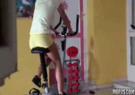 Молоденкую телочку дед трахает в тренайерном зале