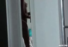 Чувак с болшим членом  дернул маленкую девочку