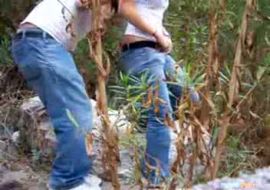 Милая парочка  трахается на камне