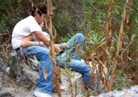 Милая парочка  трахается на камне