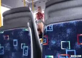 Молоденкая арабка первыиы раз делает минет и трахается  в машине