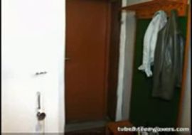 горячая девчонка на красном диване