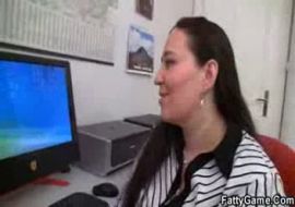 Пухленкая менедйер трахается с клиентом  в офисе