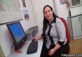 Пухленкая менедйер трахается с клиентом  в офисе