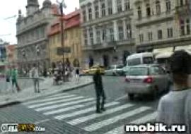 Блондинка на улице трахается с парнем