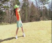 Азиатка сосет хуй на коленях