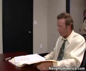 Сексуалную латину босс трахнул в туалете бесплатно