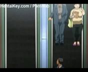 Сунул под юбочку