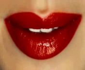 Мацкензее Пиерце в обсчественном сортире