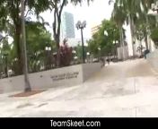 Молодая девушка по соседству  Енни