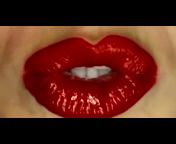 чувак натягивает сексуалную блондиночку в ванноы комнате