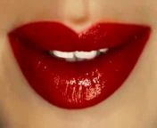 скромная грудастая Брюнетка