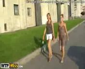 Горячую блондинку трахают на берегу реки