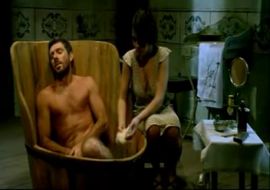 Сексуалная брюнетка соврасчает падре Сюйет из филма