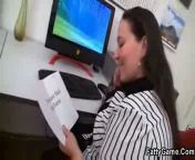 йирная соблазняет горячего пареня прямо в офисе