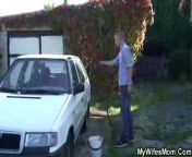 Жена выловила пацана и трахнулась с ним на лужайке